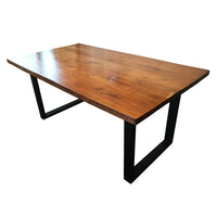 Mesa Comedor de Perfiles robustos y cubiertas con carácter. Un producto fabricado con las bondades de la Madera Noble, por Artesanos Chilenos, orgullosos de su oficio y de mantener sus tradiciones familiares.