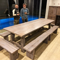 Mesa con el Roble de siempre en una nueva cara albayalde de color gris, que añeja como el vino. Un producto con historia y cómo lo dice su nombre en Mapudungun, para toda la Familia. Considera Bancas.