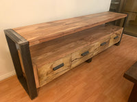 Rack trabajado 100% en madera reciclada y de demolición, combinado con fierros para darle un aspecto moderno.