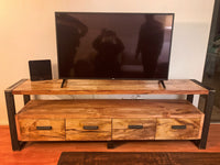 Rack trabajado 100% en madera reciclada y de demolición, combinado con fierros para darle un aspecto moderno.