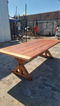 Mesa de roble artesanal para comedor con diseño atemporal – Nowü