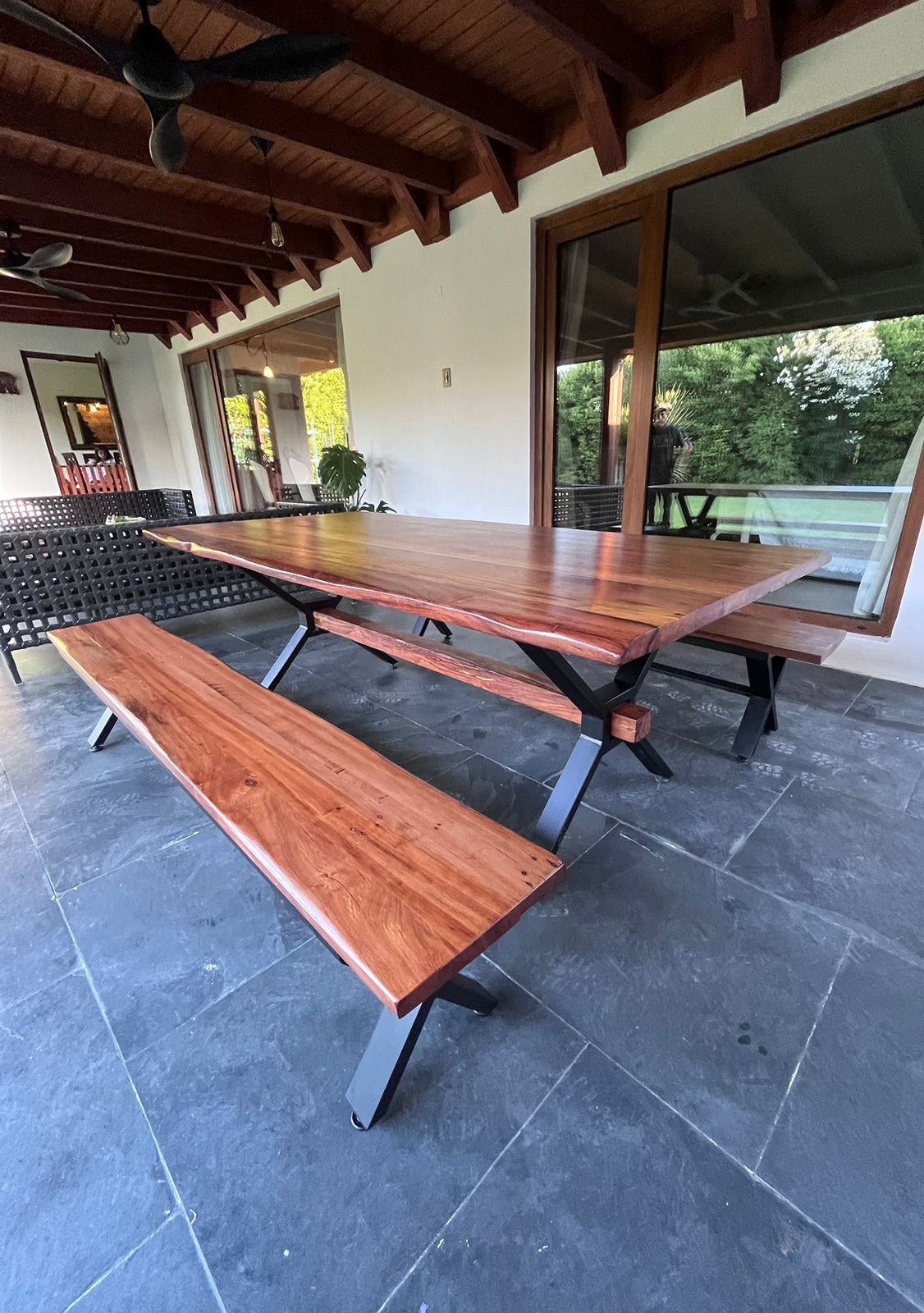 Mesa de comedor de madera noble trabajada por artesanos chilenos