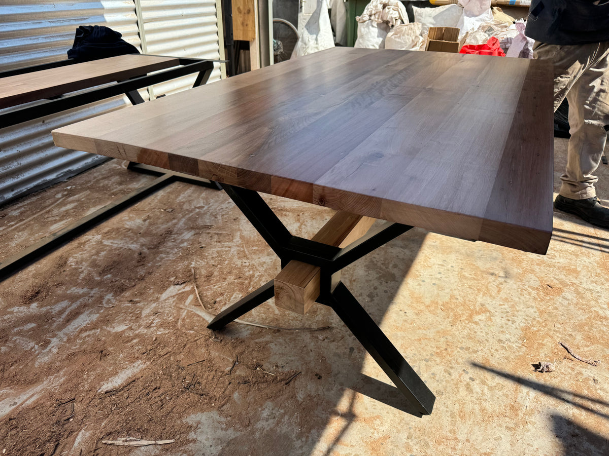 Mesa artesanal de roble para comedor moderno – Nowü