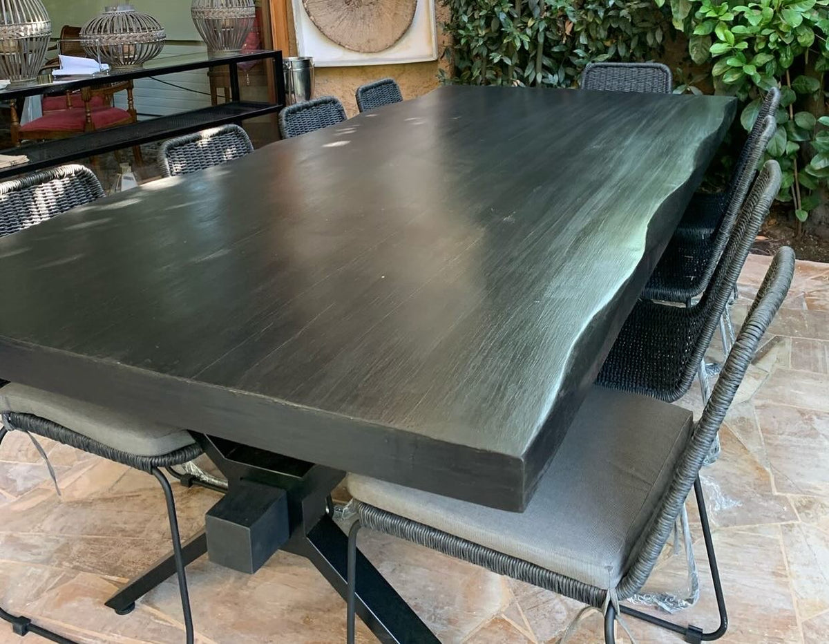 Mesa de roble macizo artesanal pensada para reuniones y vida familiar