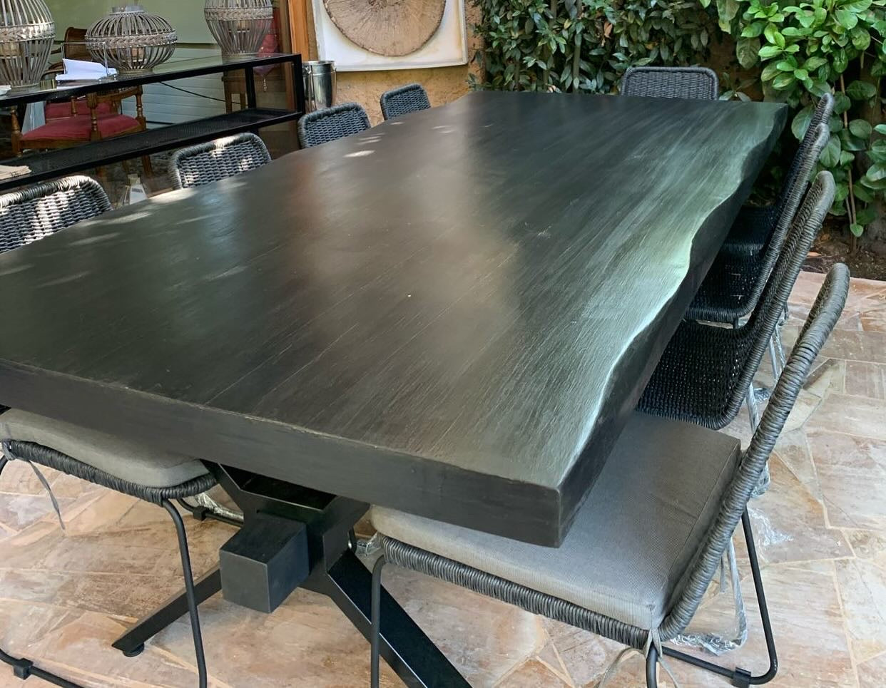 Mesa de comedor artesanal de roble para espacios modernos
