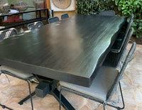 Mesa de roble macizo artesanal pensada para reuniones y vida familiar