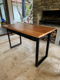 Mueble bar de roble artesanal con diseño funcional y premium