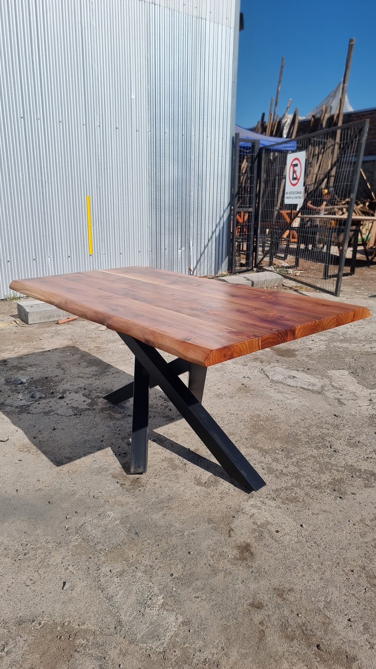 Mesa de madera noble artesanal para comedor con diseño atemporal industrial hechoa mano