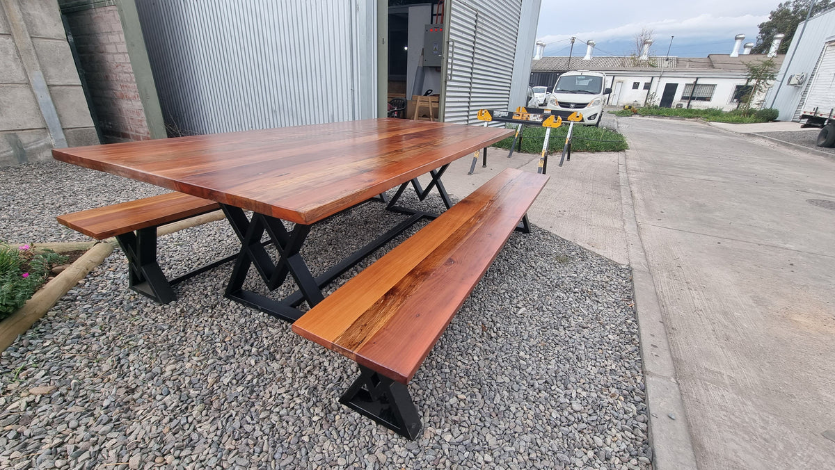 Unión y terminación de mesa de madera noble trabajada a mano