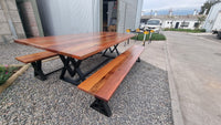Unión y terminación de mesa de madera noble trabajada a mano