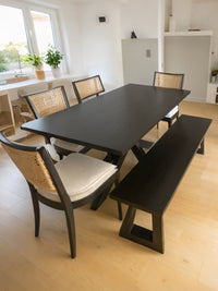 mesa comedor negra modelo sobrio diseño atemporal