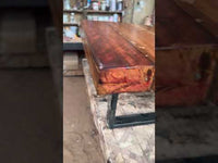 Mesa de centro de madera reciclada en durmientes de tren en living moderno, ideal para espacios con carácter y diseño.
