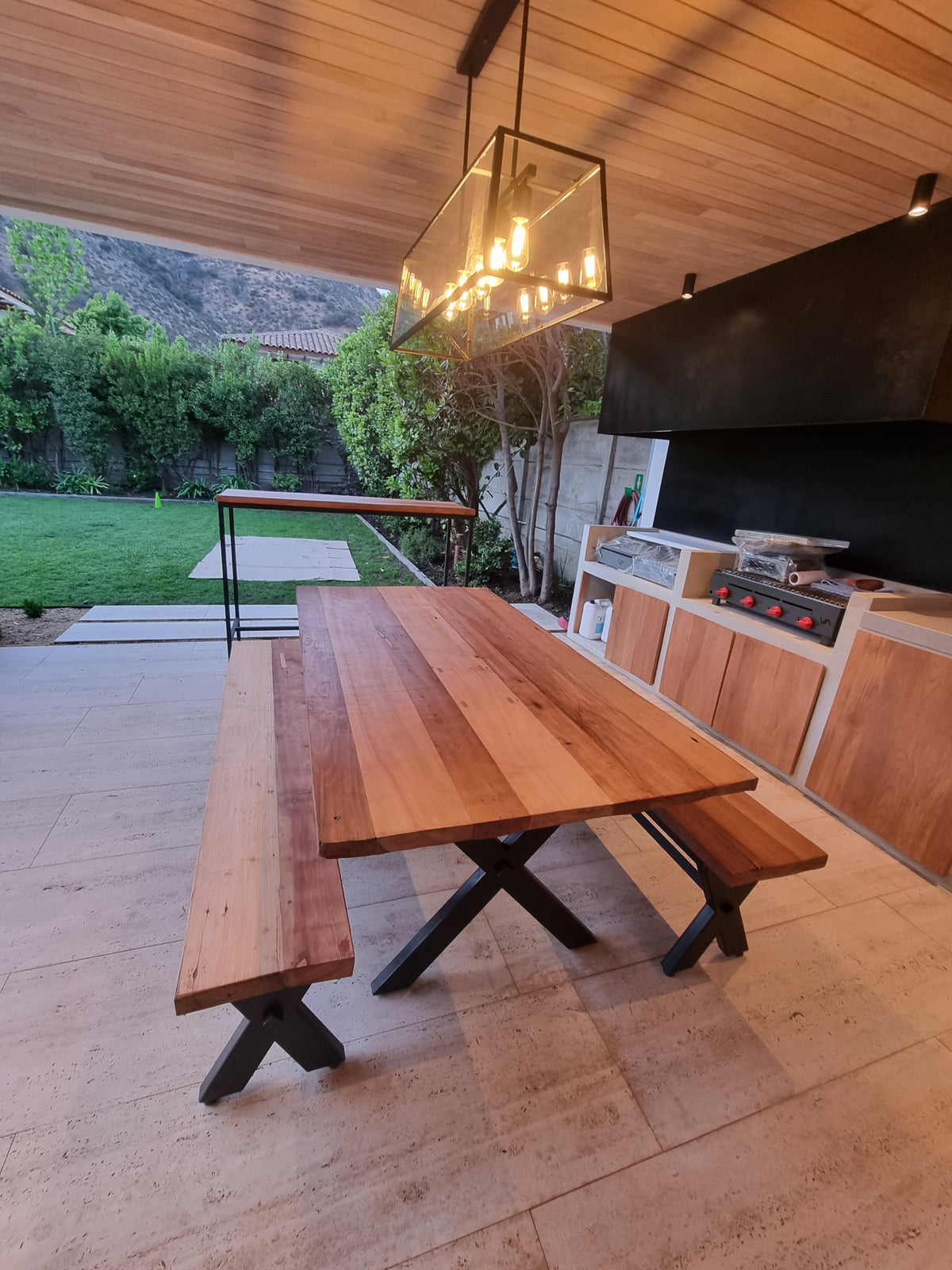Mesa Comedor Roble Crudo Fierro X con 4 Bancas
