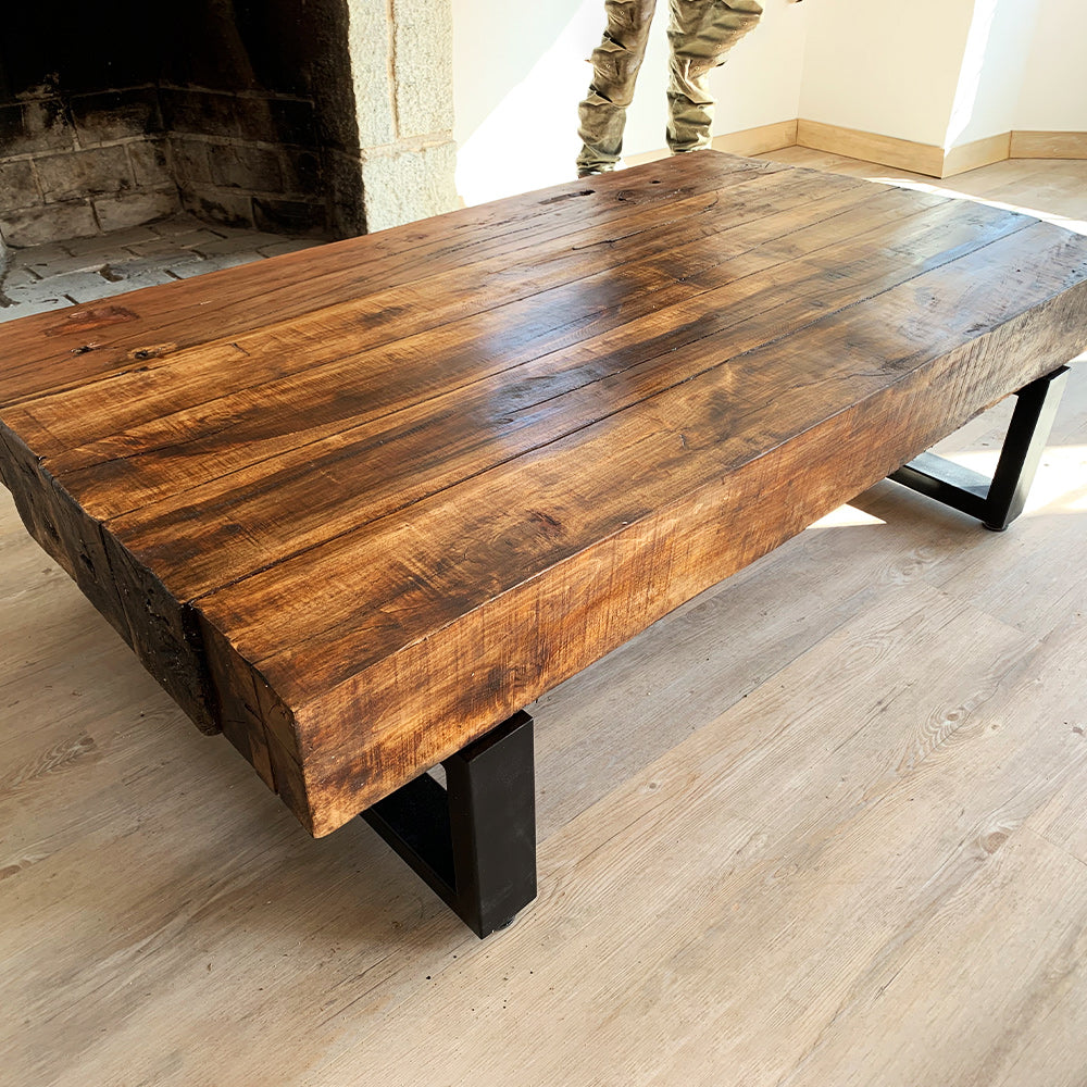 Base de mesa en perfiles de fierro 70x30 mm con cubierta de madera maciza reciclada, diseño industrial Nowü.