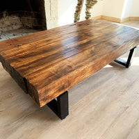 Base de mesa en perfiles de fierro 70x30 mm con cubierta de madera maciza reciclada, diseño industrial Nowü.