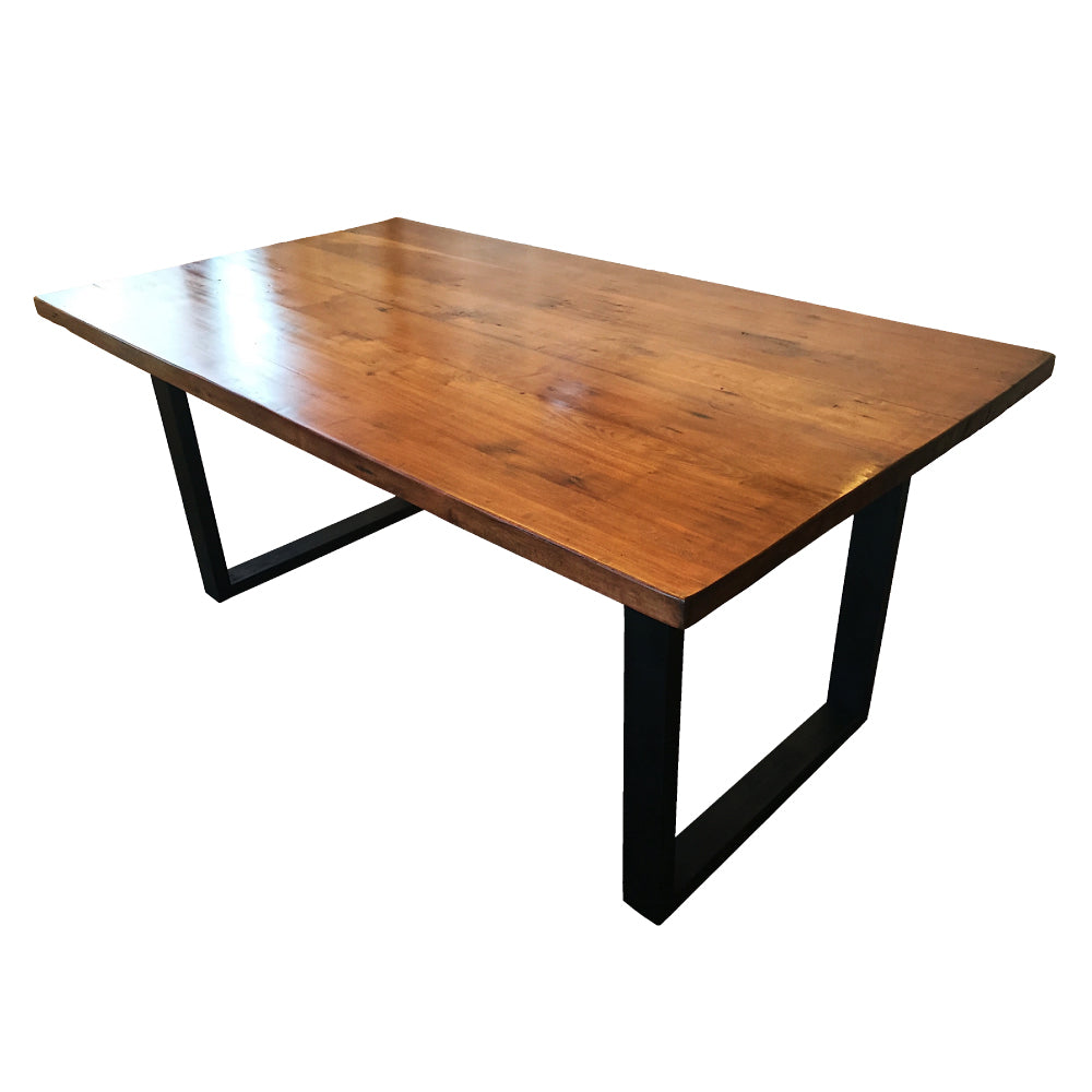Mesa Comedor de Perfiles robustos y cubiertas con carácter. Un producto fabricado con las bondades de la Madera Noble, por Artesanos Chilenos, orgullosos de su oficio y de mantener sus tradiciones familiares.