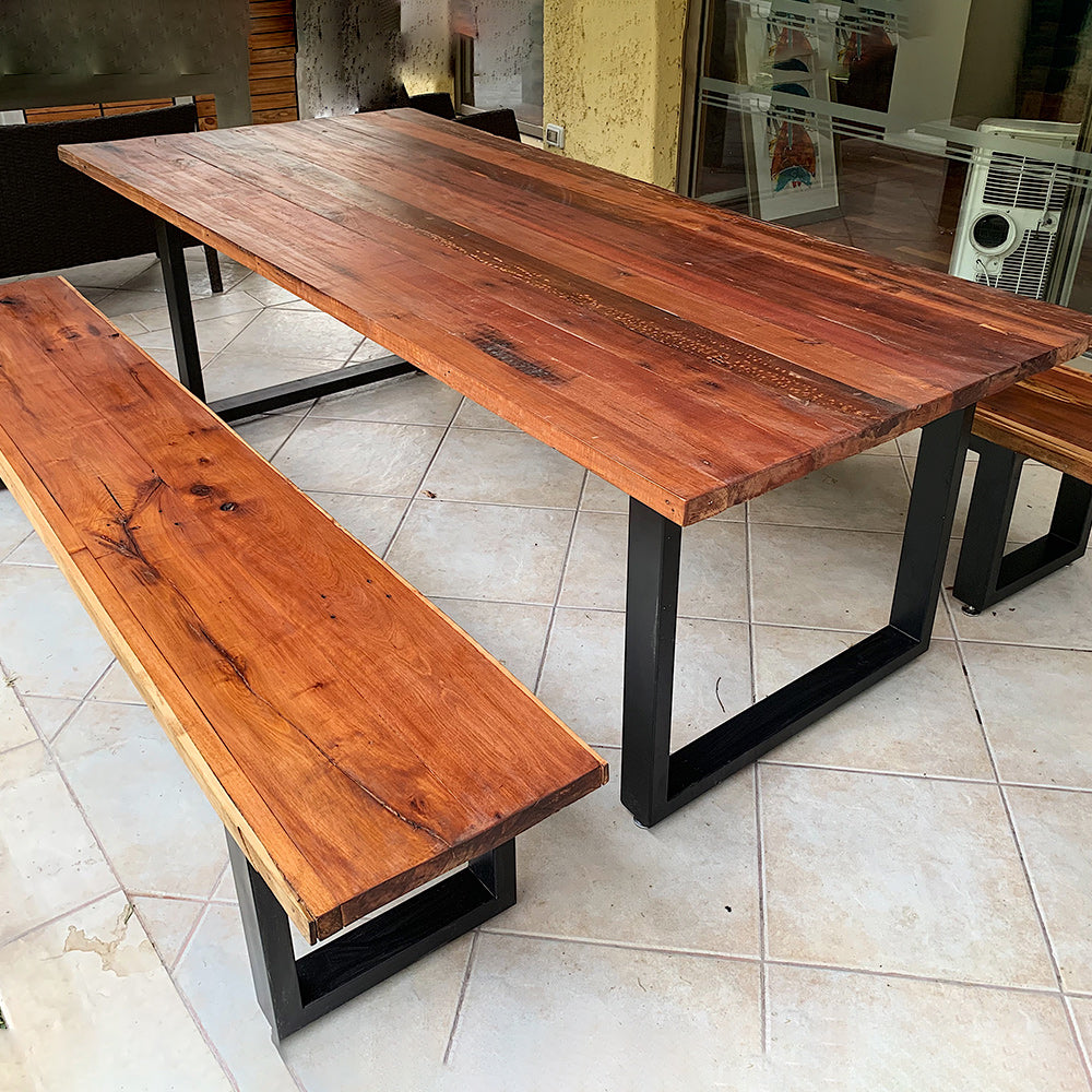 Mesa de Perfiles robustos y cubiertas con carácter. Un producto fabricado con las bondades de la Madera Noble, por Artesanos Chilenos, orgullosos de su oficio y de mantener sus tradiciones familiares. Considera 2 bancas. 