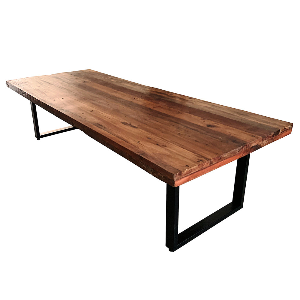 Mesa Terraza. Puma en Mapudungún, con un aspecto estilizado gracias a los perfiles de fierro que la sostienen. Mesa Chilena fabricada en Roble de demolición con una cubierta de 8 cm gracias al regrueso adicionado en sus bordes.