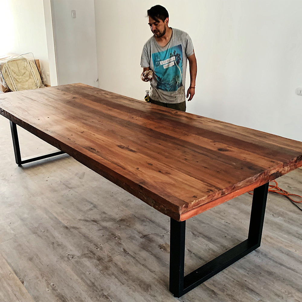 Puma en Mapudungún, con un aspecto estilizado gracias a los perfiles de fierro que la sostienen. Mesa Chilena fabricada en Roble de demolición con una cubierta de 8 cm gracias al regrueso adicionado en sus bordes.