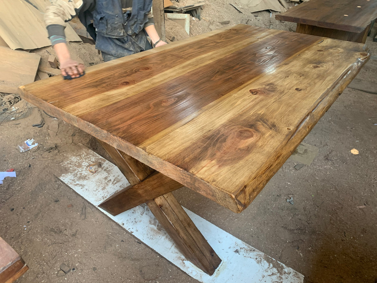 Mesa de tablones reciclados de Sequoia, trabajados con productos naturales para crear esta maravilla.